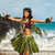 Femme hawaïenne qui danse sur la plage